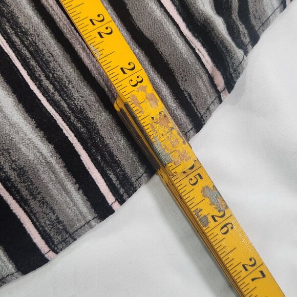 Torrid Striped Sleeveless Blouse Sz 2
Lot I - Picture 5 of 6